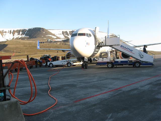 longyearbyen_roland_07july 038.jpg - 23h50, l'avion s'immobilise. La température est clémente (environ 13°C) et le soleil resplendissant. La nuit ne tombera pas durant les 21 jours de notre séjour.